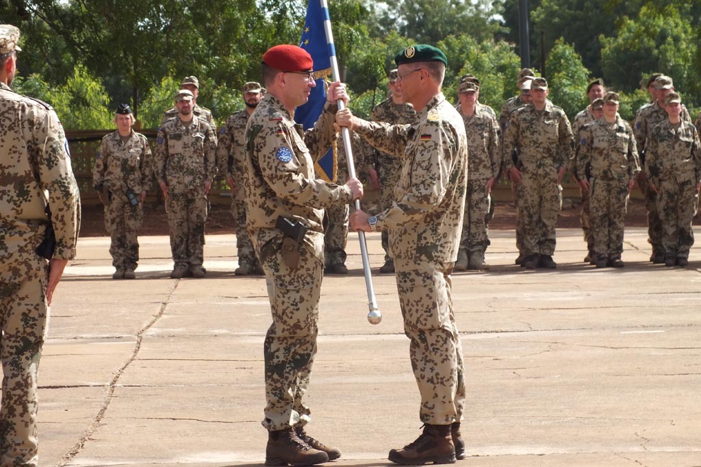  Generál Mirow předává bojový prapor novému veliteli KTC plukovníku Schmidtovi