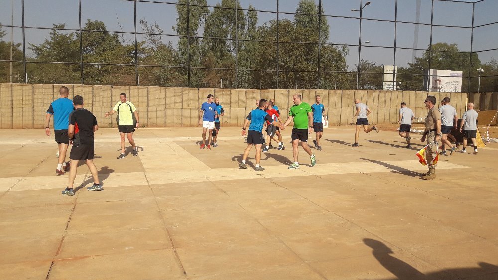 Čeští vojáci v Bamaku připravili pro příslušníky velitelství sportovní odpoledne plné soutěží, například mezinárodní  fotbalový turnaj, který pak sami vyhráli.