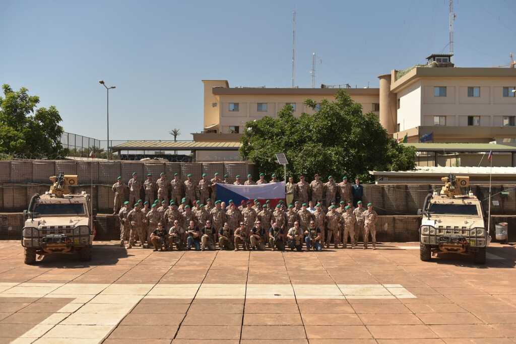 1. jednotka ochrany v Bamaku + české velení mise EUTM v Bamaku (společné foto) dne 10.11.2022