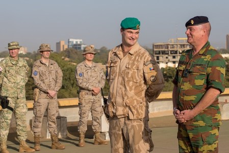 Velitel 10. ÚU AČR EUTM Mali kapitán Jaromír Evan s velitelem mise brigádním generálem Bartem Laurentem