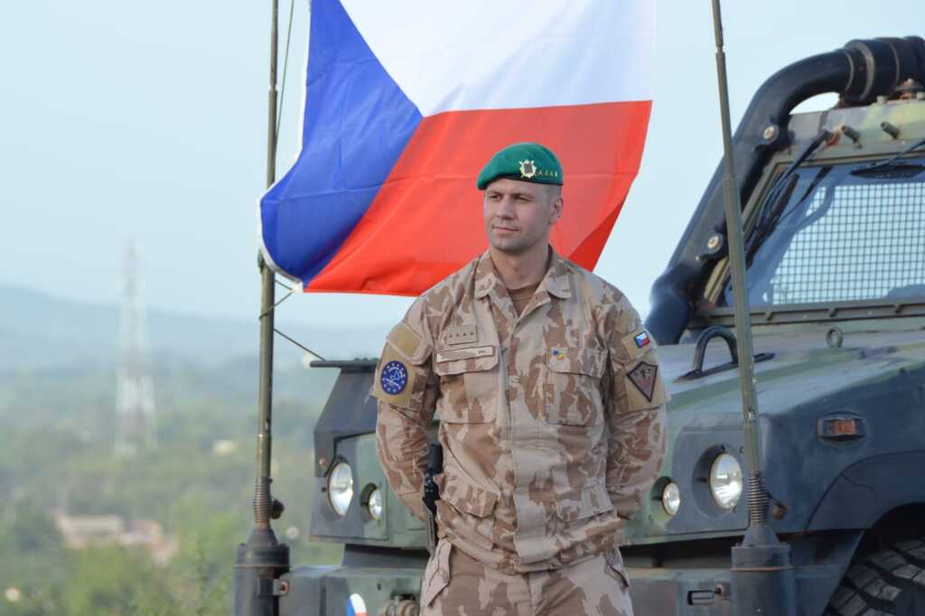 Kapitán Jiří Válek, velitel druhé jednotky ochrany v KTC, na medailové ceremonii 2. JO v KTC z konce svého působení v zahraniční operaci 
