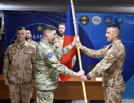  Předání vlajky ČR BG Ch. Rienerem kpt. Petrovi Bláhovi (7.ÚU)