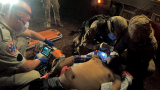 Příprava raněného na letecký MEDEVAC po autonehodě vozidla mise MINUSMA