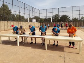 Čeští vojáci v Bamaku připravili pro příslušníky velitelství sportovní odpoledne plné soutěží, například páskování zásobníku v týmech na čas.