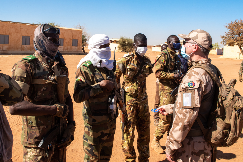 Generál Ridzák předává vojákům nášivku čety Typhon