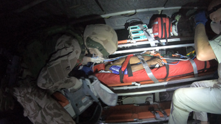 MEDEVAC - nakládání raněného do vrtulníku 