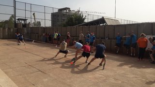 Čeští vojáci v Bamaku připravili pro příslušníky velitelství sportovní odpoledne plné soutěží, například přetahování mezinárodních týmů lanem.