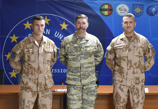  Zleva kpt. Tomáš Křížek, BG Ch. Riener, kpt. Petr Bláha