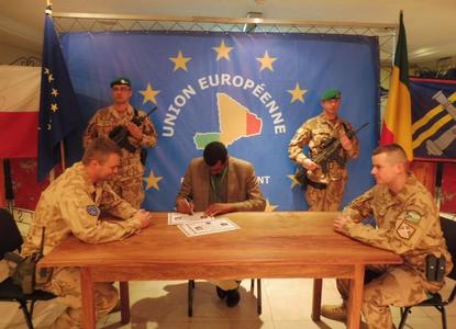 Kapitán Jaromír Evan, honorární konzul Tiécoura Kané a kapitán Lubomír Pánek při předávání operačního úkolu