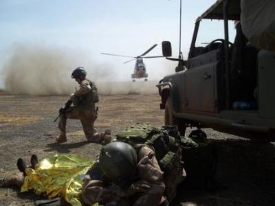 Přistání vrtulníku MEDEVAC při cvičném zranění člena skupiny