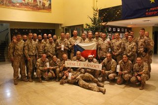 Našim i ostatním spojeneckým vojákům ten stromek připomíná kousek domova, všichni se pod ním cítíme jako jedna rodina, uvedl velitel kontingentu kpt. Zdeněk Sluka.