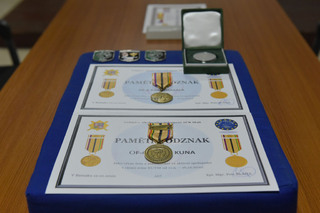 Kapitán Petr Bláha, velitel 7. rotace ÚU AČR MALI, předává prapor EU brig. gen. Radkovi Hasalovi, veliteli mise EUTM