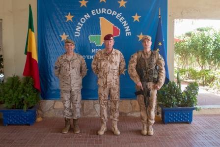 Uvítání předsedy komise VAT (Vulnerability Assessment Team), zleva velitel EUTM-M brigádní generál Enrique Millan, zástupce ředitele Společného operačního centra MO brigádní generál Štefan Muránský a velitel  11. úkolového uskupení AČR v EUTM Mali kapitán Lubomír Pánek.