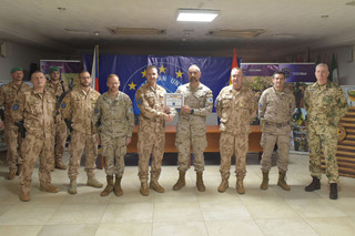 Společné foto odstupivšího velitele Force Protection základny MHQ kapitána Petra Bláhy a nového španělského velitele Force protection s dalšími koaličními partnery