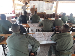 Tým českých mentorů ve výcvikovém středisku KTC Koulikoro  v africkém Mali zahájil v lednu další kurz instruktorů topografie pro budoucí odborníky malijské armády. Nadrotmistr J.H.  vyučuje malijské vojáky.