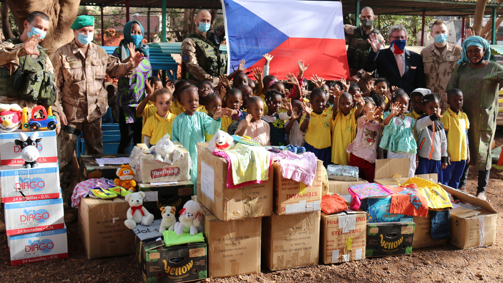 Češi podpoří v Mali sportovní klání za mír, vojáci školákům předali humanitární dar a ukázali jim techniku