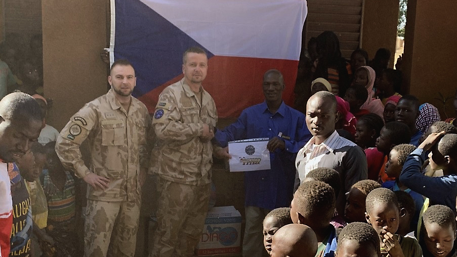 Čeští vojáci v Mali předali humanitární pomoc místním dětem