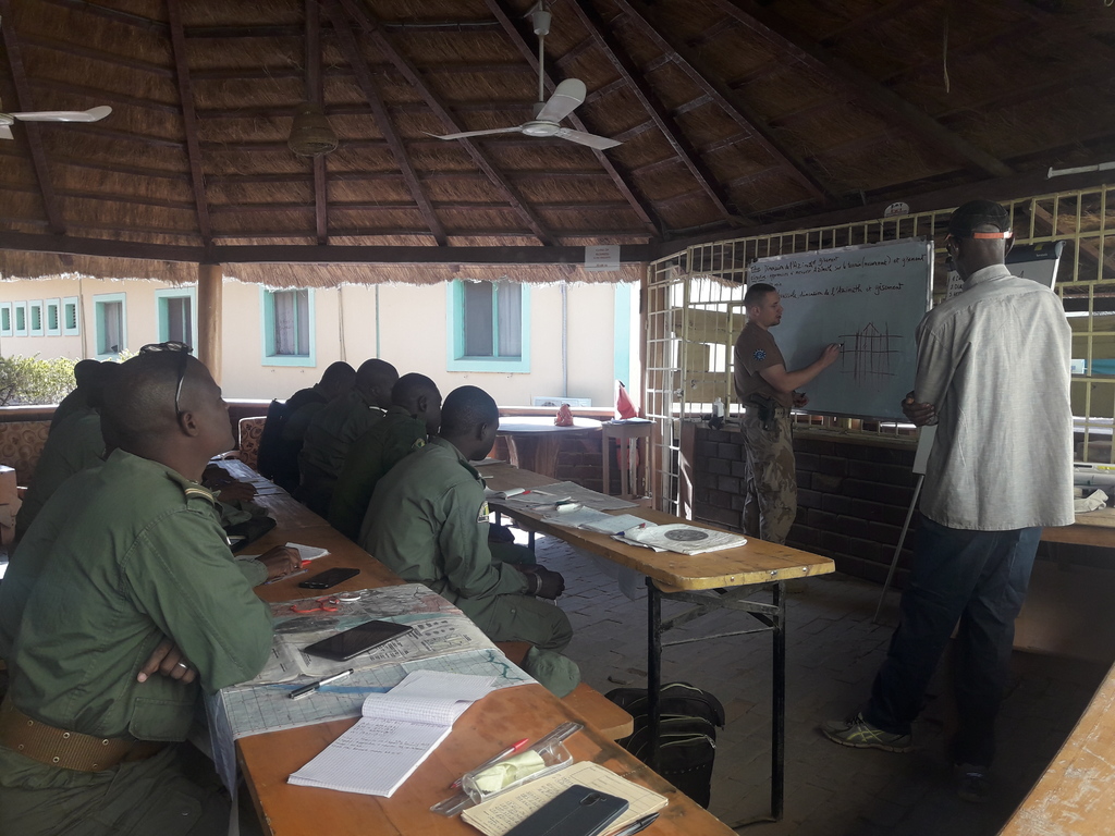 Tým českých mentorů ve výcvikovém středisku KTC Koulikoro  v africkém Mali zahájil v lednu další kurz instruktorů topografie pro budoucí odborníky malijské armády. Rotmistr R. Z.  vyučuje malijské vojáky.