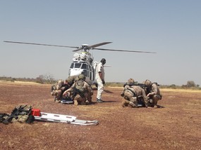 Český a španělský tým při nácviku aeromobilních operací.