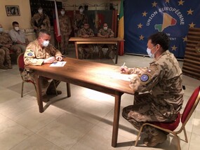 Velitel 2. ÚU kapitán Martin Vávra předal operační úkol veliteli 3. ÚU kapitánu Janu Miklášovi