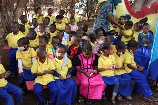 Češi podpoří v Mali sportovní klání za mír, vojáci školákům předali humanitární dar a ukázali jim techniku