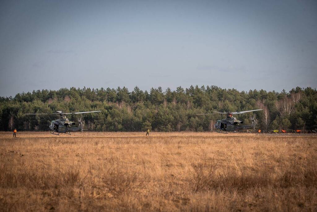 Přistání víceúčelových vrtulníků UH-1Y Venom na polské východní hranici.