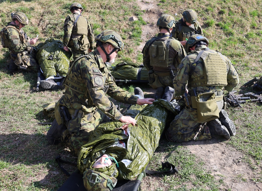  Jak se liší poskytování první pomoci v boji, se učili vojáci v misi na Slovensku
