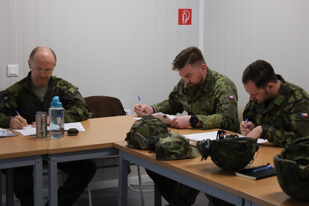  Jak se liší poskytování první pomoci v boji, se učili vojáci v misi na Slovensku