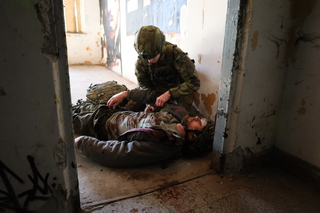 Jak se liší poskytování první pomoci v boji, se učili vojáci v misi na Slovensku