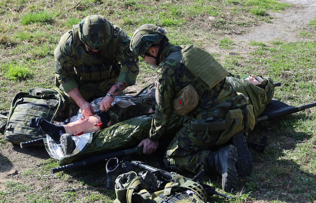 Jak se liší poskytování první pomoci v boji, se učili vojáci v misi na Slovensku