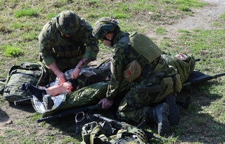 Jak se liší poskytování první pomoci v boji, se učili vojáci v misi na Slovensku