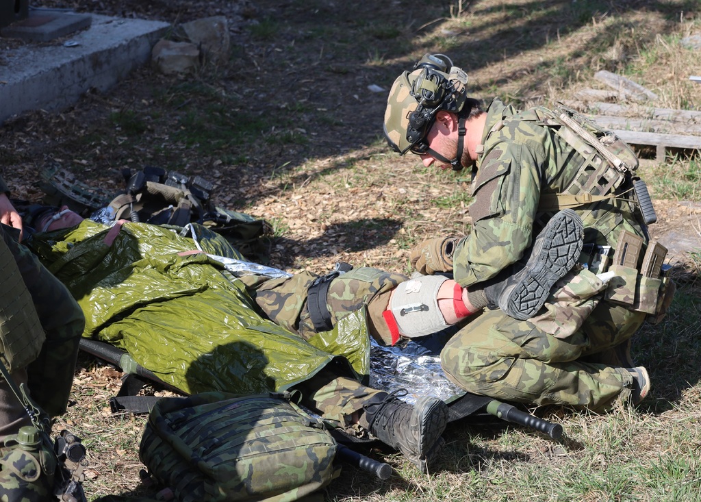 Jak se liší poskytování první pomoci v boji, se učili vojáci v misi na Slovensku