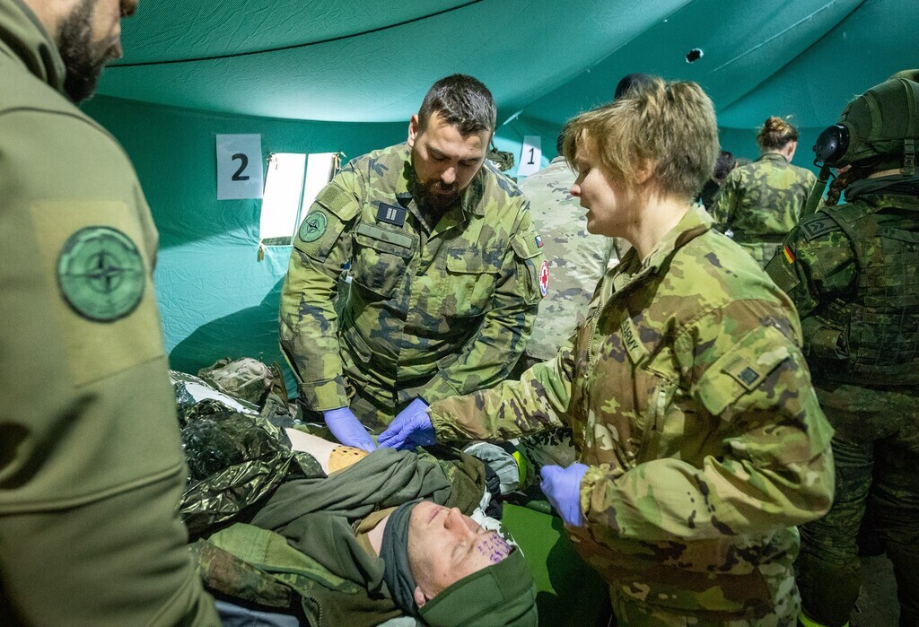 Ošetřování raněných vojáků ve  stanu ROLE 1