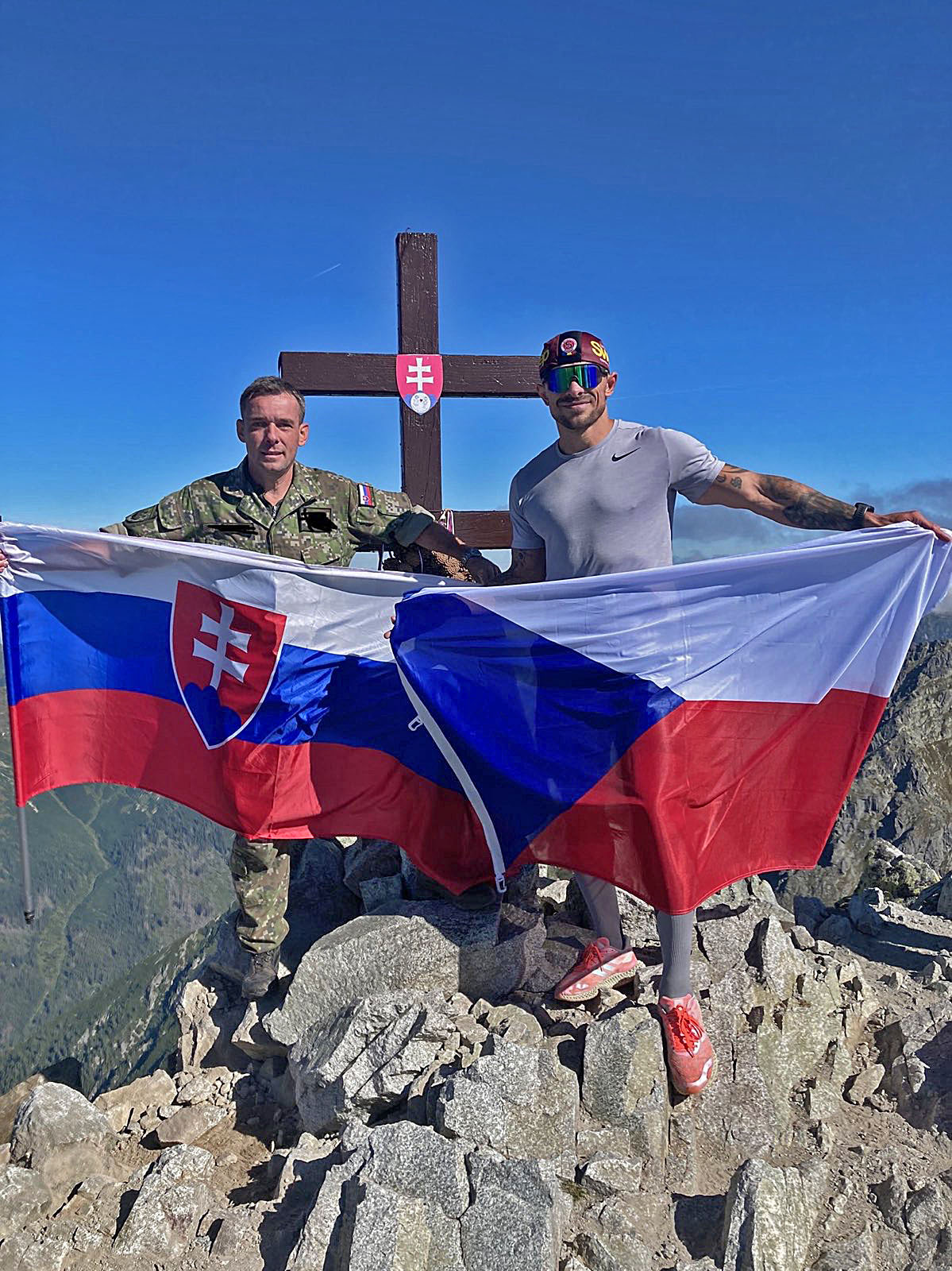 Ceremoniál ve Štrbském Plese za účasti zástupce MN BG SVK, který byl následovaný výstupem na Kriváň
