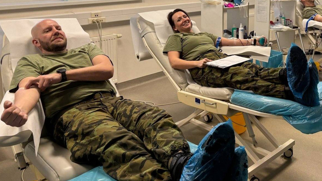 Vojáci mnohonárodního uskupení na Slovensku darovali 90 litrů krve