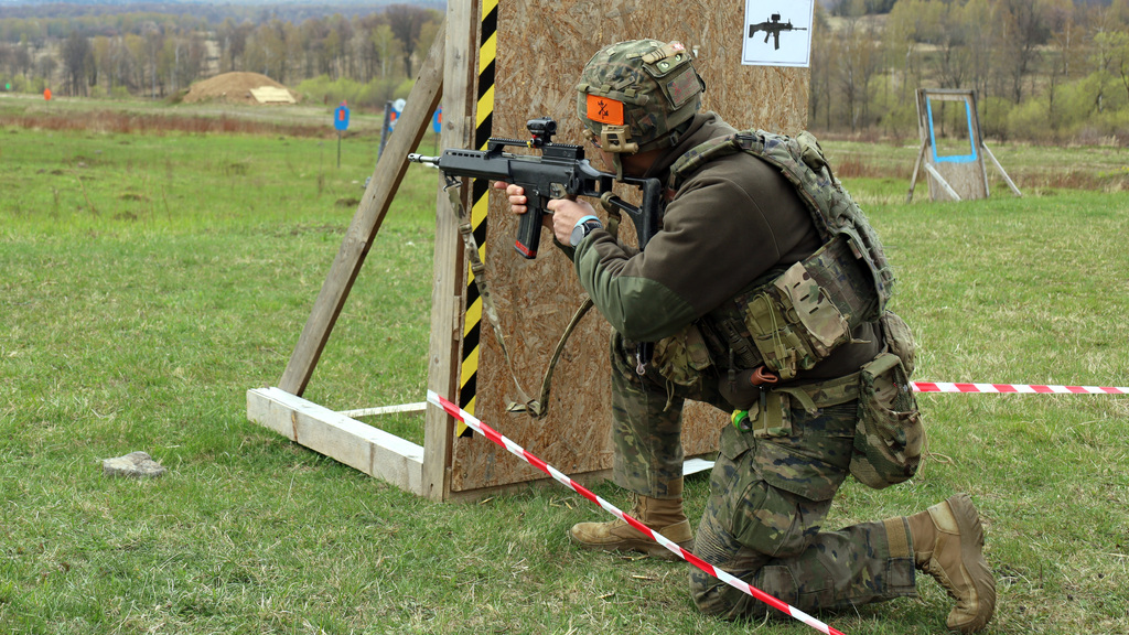 Češi se na Slovensku blýskli střeleckou soutěží. Španělského velitele uchvátila tak, že ji doporučí dalším jednotkám 