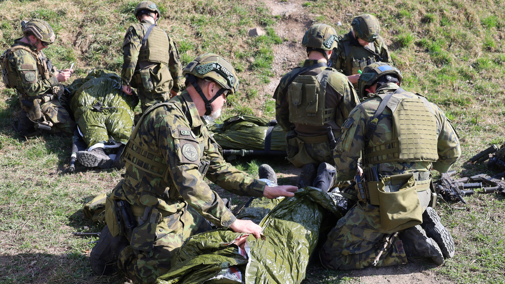 Když není bezpečno, nelze zachraňovat. Jak se liší poskytování první pomoci v boji, se učili vojáci v misi na Slovensku