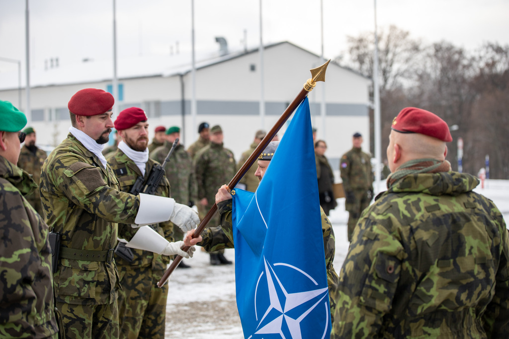 Plukovník Bujárek, velitel první rotace, přebírá prapor MN BG SVK od praporečníka