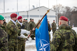 Plukovník Bujárek, velitel první rotace, přebírá prapor MN BG SVK od praporečníka