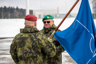 Generál Procházka předává prapor MN BG SVK plukovníku Navrátilovi, veliteli druhé rotace