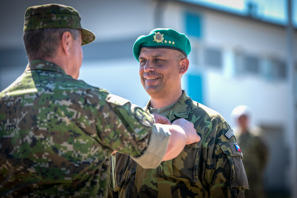 Odcházející velitel MN BG SVK plukovník Tomáš Unzeitig byl oceněn Památným křížem NGŠ Ozbrojených sil Slovenské republiky