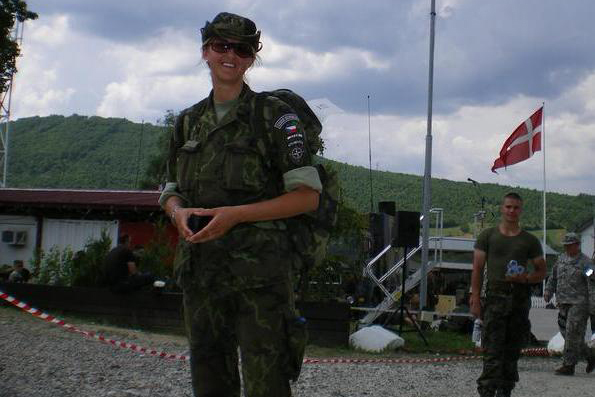 Jaroslava S. v roce 2007 v Kosovu, kde působila jako zdravotnický manažer. Na snímku po úspěšném cvičení zdravotnických jednotek