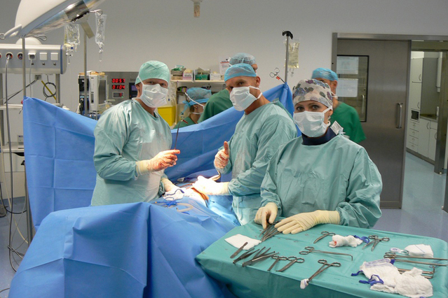 Kateřina H. jako instrumentářka českého chirurgického týmu při operaci pacienta se střelným poraněním břicha a úspěšné extrakci projektilu. (MTF ROLE 3 KAIA, 3. PCHT)