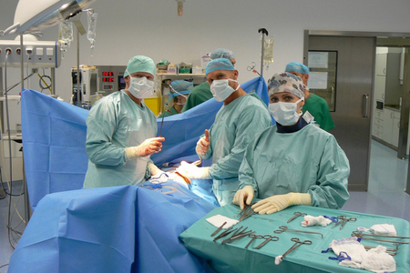  Kateřina H. jako instrumentářka českého chirurgického týmu při operaci pacienta se střelným poraněním břicha a úspěšné extrakci projektilu. (MTF ROLE 3 KAIA, 3. PCHT)