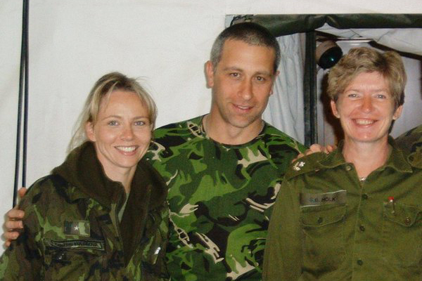 Kateřina H. v roce 2002 jako člen českého zdravotnického týmu v německé polní nemocnici se svými spolupracovníky z operačního sálu