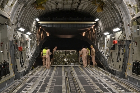 Withdrawal of Czech personnel from Afghanistan begins - loading of C-17 Globemaster transport aircraft (Dec 2012, Kabul, Afghanistan)