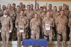 Velitelé 18. a 19. leteckého poradního týmu se svými jednotkami po boku velitele 13. úkolového uskupení plukovníka Miroslava Svobody po ukončení slavnostního nástupu.