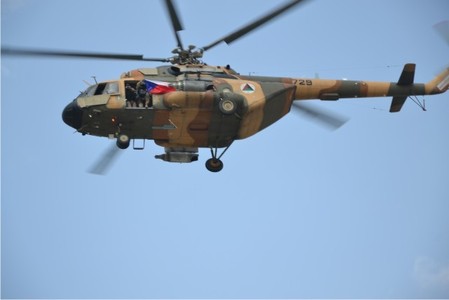 Přelet vrtulníku Mi-17 Afghánských vzdušných sil s vlajkou České republiky nad sportovišti základny HKIA