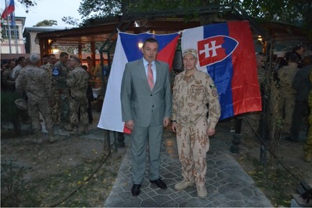 Velitel 13. úkolového uskupení plukovník Miroslav Svoboda s velvyslancem Miroslavem Tomanem při oslavách Dne vzniku samostatného československého státu na velitelství mise Resolute Support  