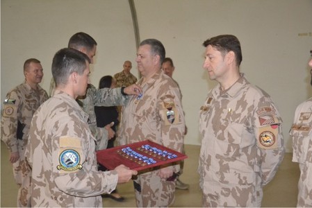 Příslušníci úkolového uskupení v Kábulu obdrželi medaile NATO